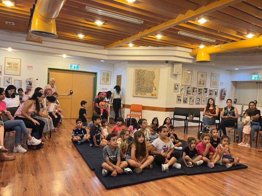 عشرات الأطفال في مسرح للدمى مع الحكواتية ماريا زعرور مرجية في مكتبة بلفر الرملة